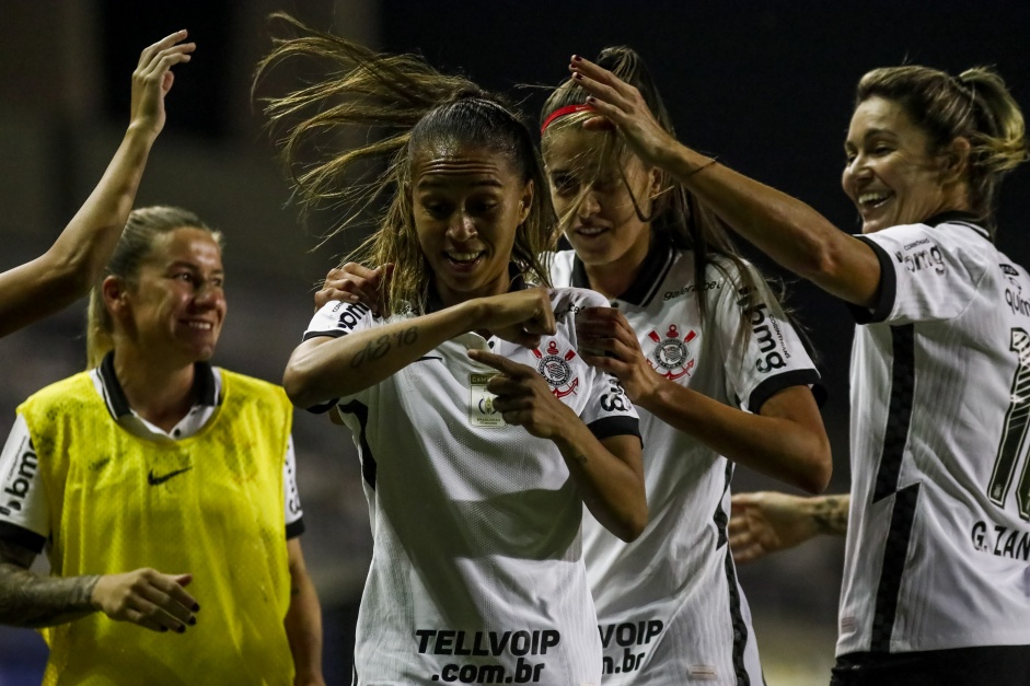 Elenco e Adriana durante jogo entre Corinthians e Botafogo, pelo Campeonato Brasileiro Feminino