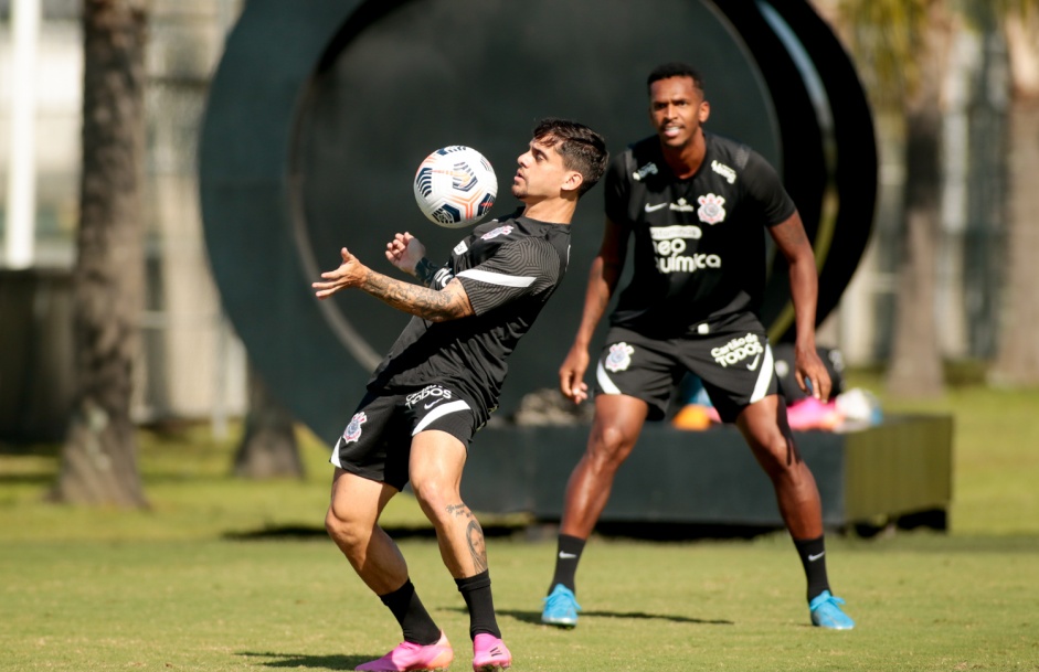 Fagner e J no treino preparatrio para jogo entre Corinthians e Huancayo, pela Sul-Americana