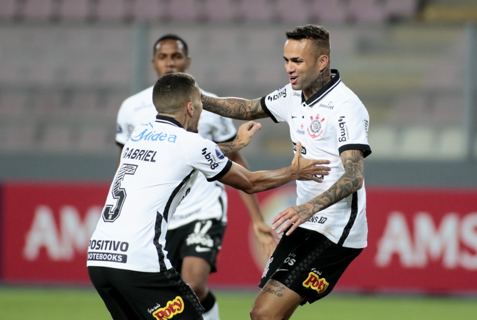 Gabriel e Luan comemorando o gol do meia contra o Huancayo, pela Sul-Americana