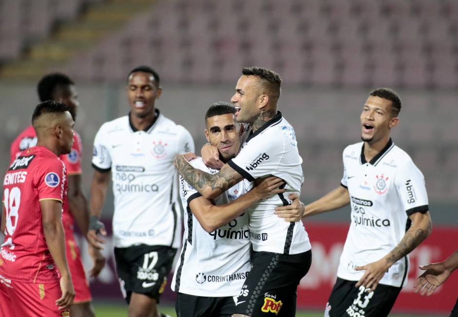 Luan comemora com Gabriel seu gol durante partida entre Corinthians e Huancayo, pela Sul-Americana
