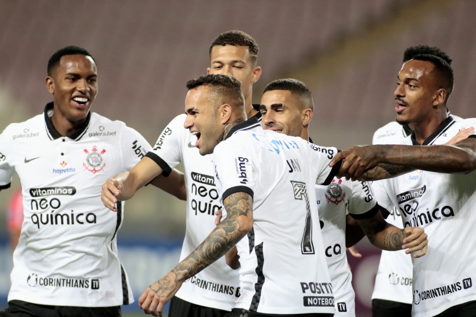 Luan e elenco comemorando o gol do meia contra o Huancayo, pela Sul-Americana