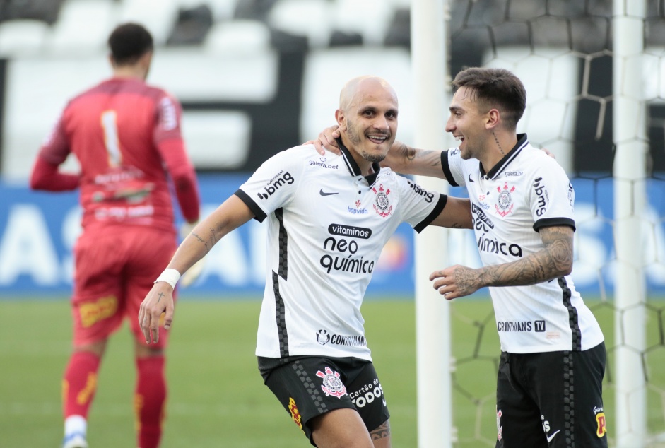 Fbio Santos e Gustavo SIlva comemorando o gol do lateral, contra o Novorizontino