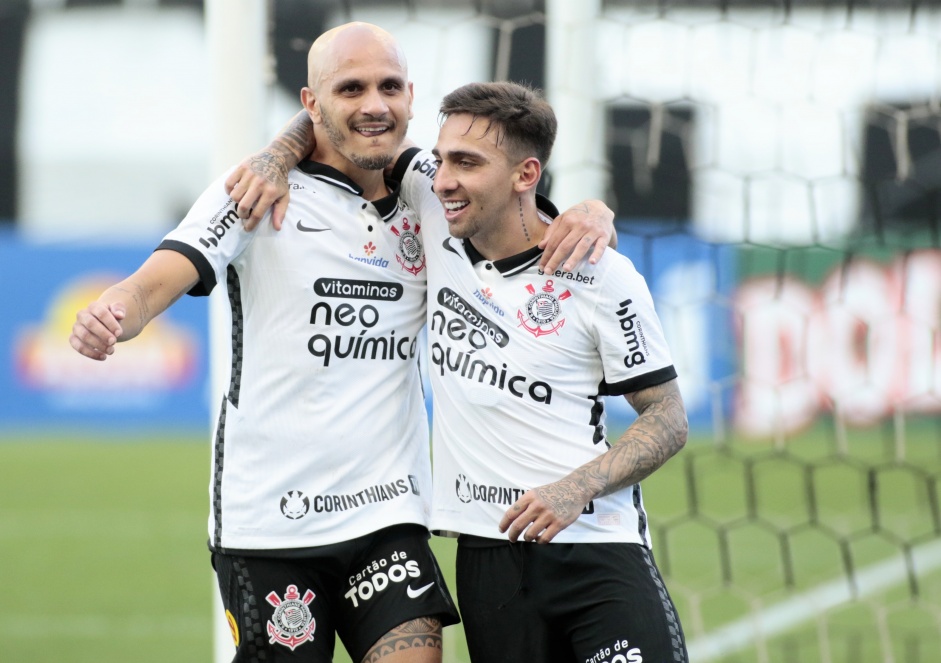 Fbio Santos e Mosquito comemorando o gol do lateral contra o Novorizontino, pelo Paulisto