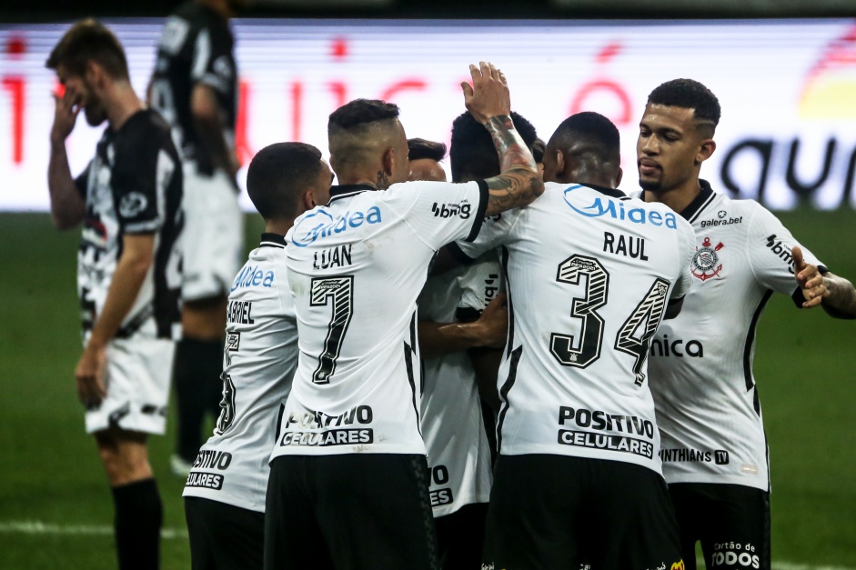 Elenco comemorando gol durante jogo contra a Inter de Limeira, pelas quartas de final do Campeonato