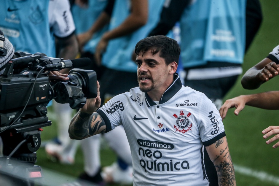 Fagner comemorando seu gol contra a Inter de Limeira na Neo Química Arena, pelo Paulistão