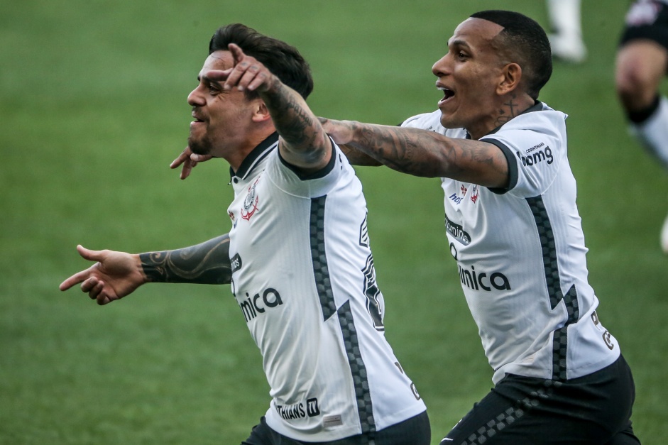 Fagner e Otero comemorando o gol do lateral contra a Inter de Limeira na Neo Química Arena