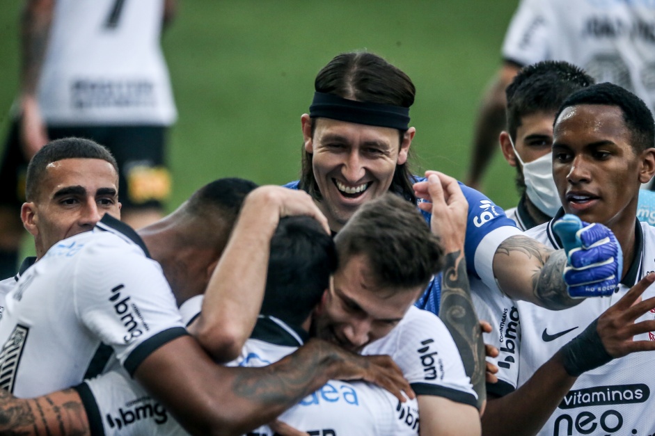 Jogadores comemoram o gol de Fagner durante quartas de final do Paulistão, contra a Inter de Limeira