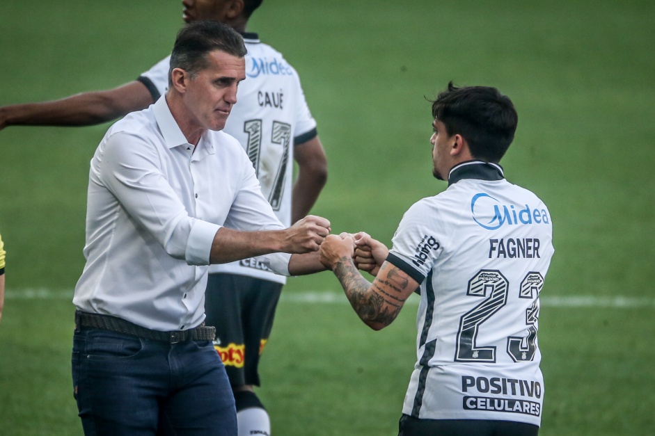 Mancini e Fagner durante jogo contra a Inter de Limeira, pelas quartas de final do Paulista