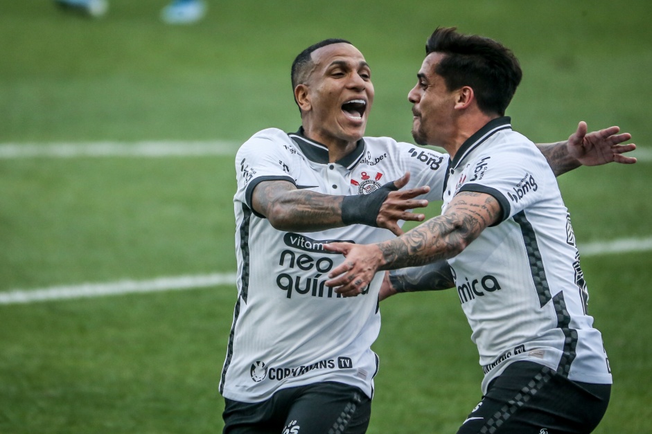 Otero e Fagner comemorando o gol do lateral diante a Inter de Limeira, pelo Paulista 2021