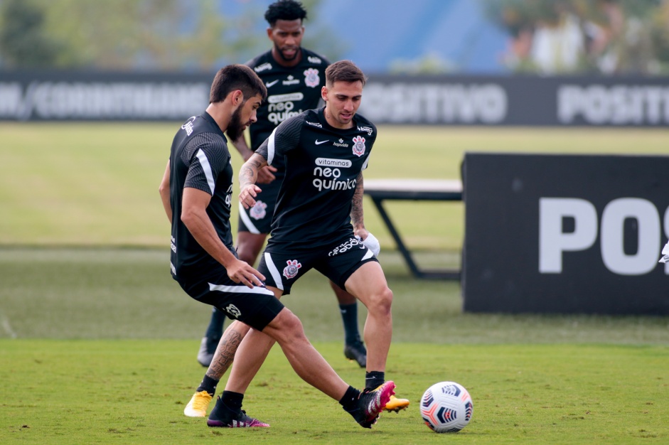 Bruno Méndez e Gustavo Silva durante treino do Corinthians no CT Dr. Joaquim Grava