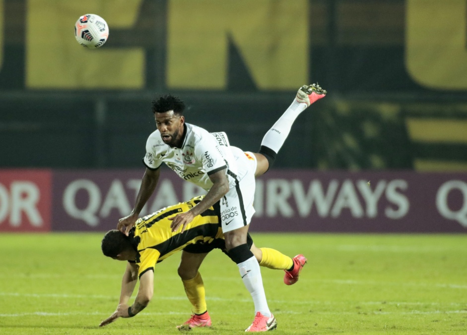 Gil tambm recebeu crticas do apresentador Benjamin Back; Corinthians foi eliminado da Copa Sul-Americana