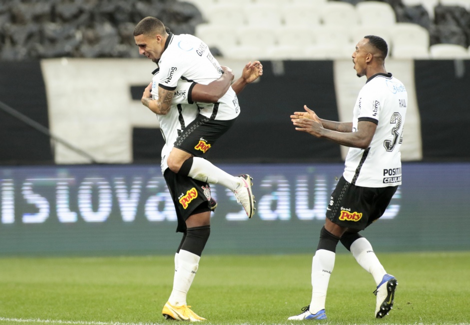 Jemerson, Gabriel e Raul comemorando gol do zagueiro contra a Inter de Limeira, pelo Paulisto 2021