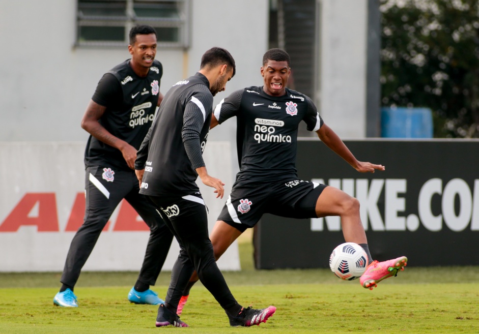 J, Camacho e Felipe durante treino do Corinthians no CT Dr. Joaquim Grava