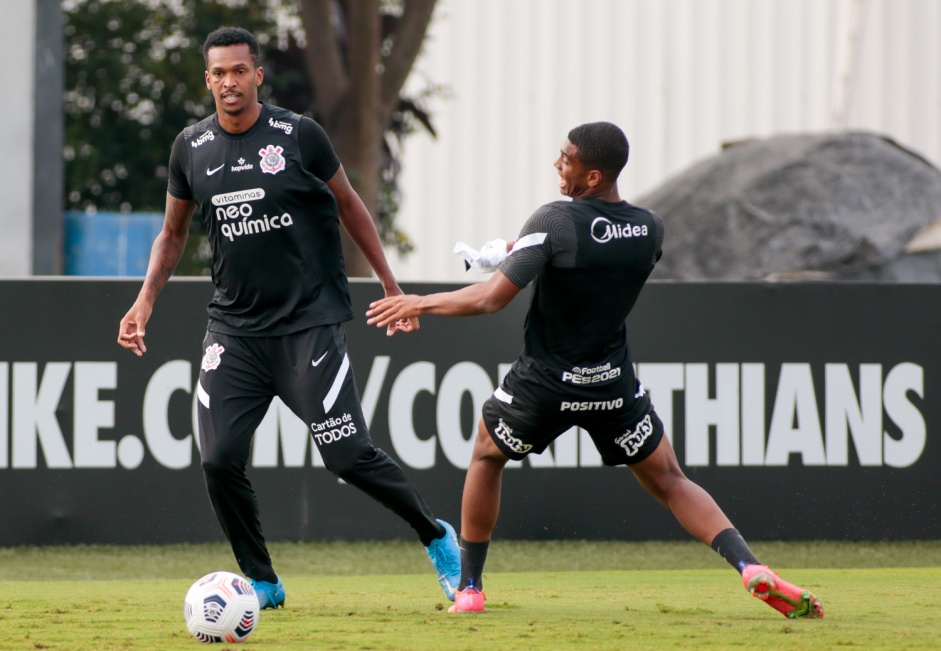 Jô durante treino do Corinthians no CT Dr. Joaquim Grava