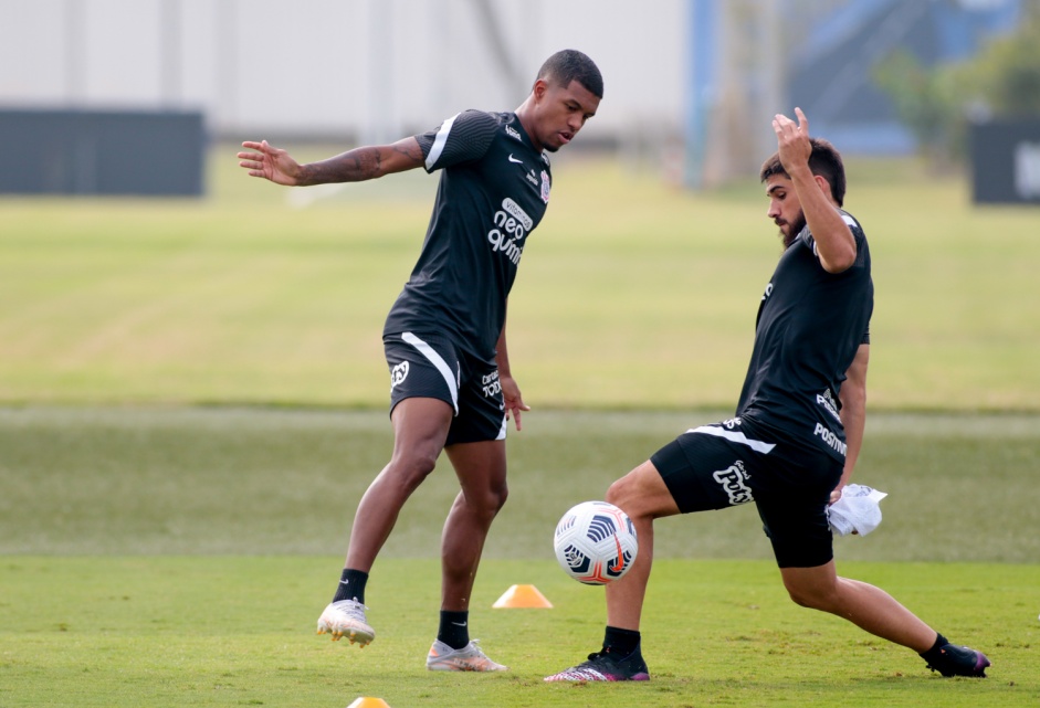 Léo Natel e Bruno Méndez durante treino do Corinthians no CT Dr. Joaquim Grava