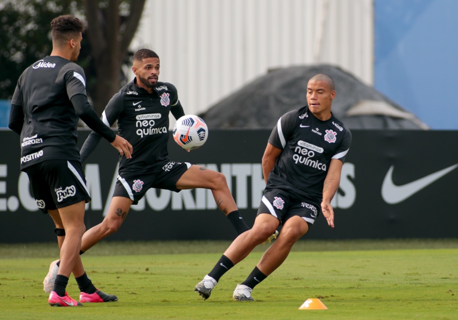 Mandaca e Vitinho durante treino do Corinthians no CT Dr. Joaquim Grava