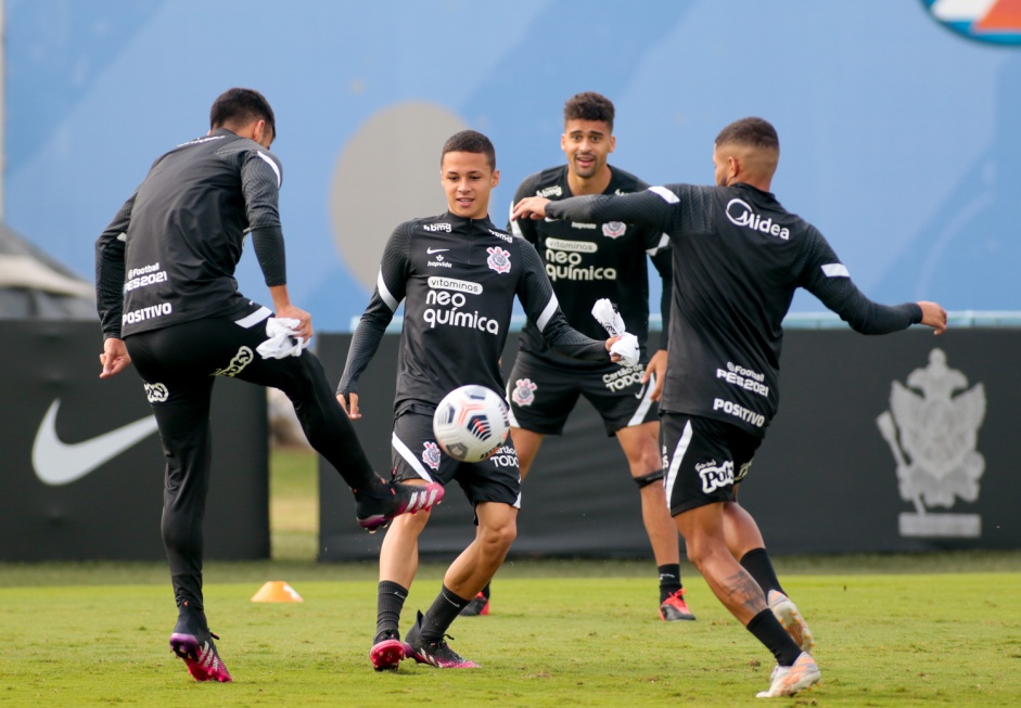 Matheus Araújo durante treino do Corinthians no CT Dr. Joaquim Grava