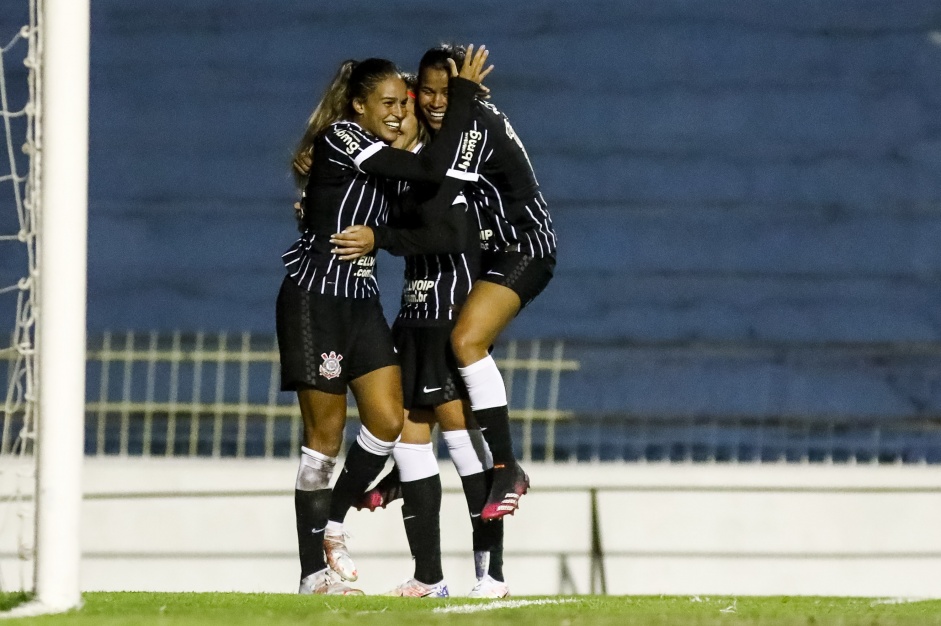 Crivelari, Nunes e Albuquerque comemorando gol da meia contra o So Jos, pelo Brasileiro Feminino