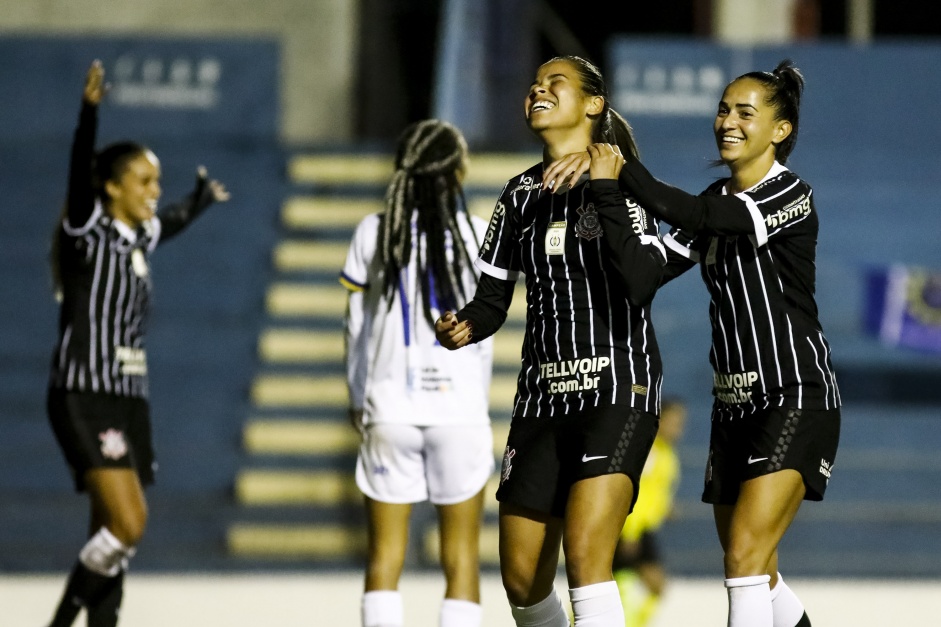 Katiuscia e Vic Albuquerque comemorando o gol da meia contra o So Jos, pelo Brasileiro Feminino