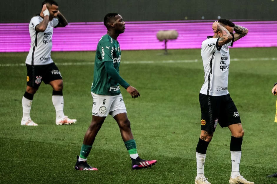 Otero e Luan durante Drbi entre Corinthians e Palmeiras, na Neo Qumica Arena