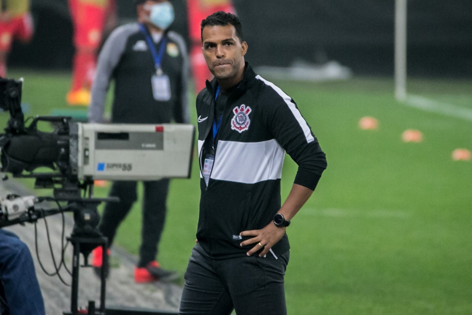 L�zaro venceu os dois jogos a frente do Corinthians