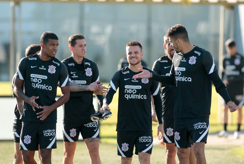 Jogadores reunidos durante ltimo treino do Corinthians antes do jogo contra o Huancayo