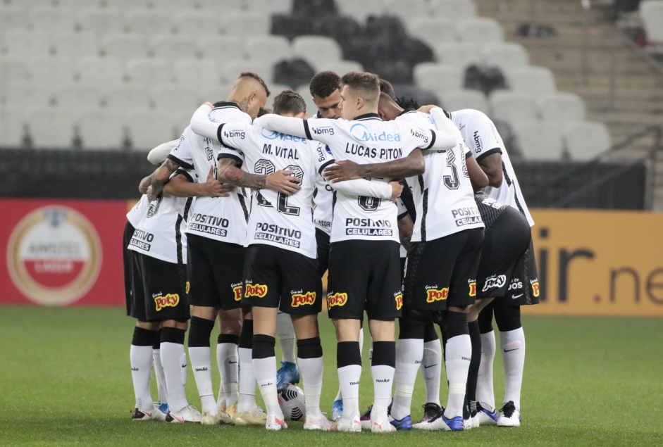 Elenco do Corinthians reunido no incio da partida contra o Huancayo, pela Sul-Americana