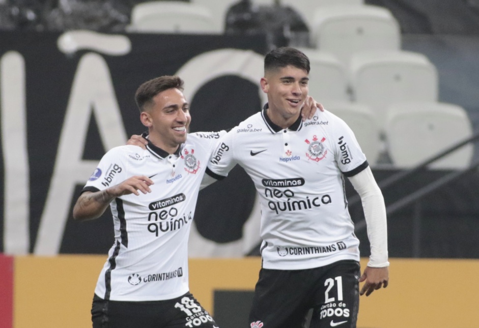 Gustavo Silva e Angelo Araos na partida entre Corinthians e Huancayo, pela Sul-Americana