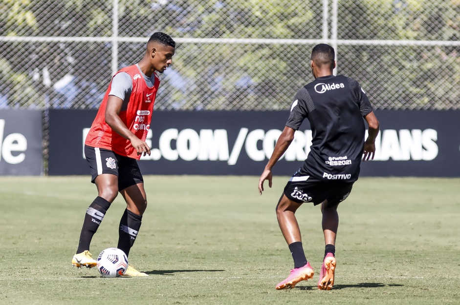 Carlão e Rodrigo Varanda no treino integrado da equipe profissional e Sub-20 do Corinthians