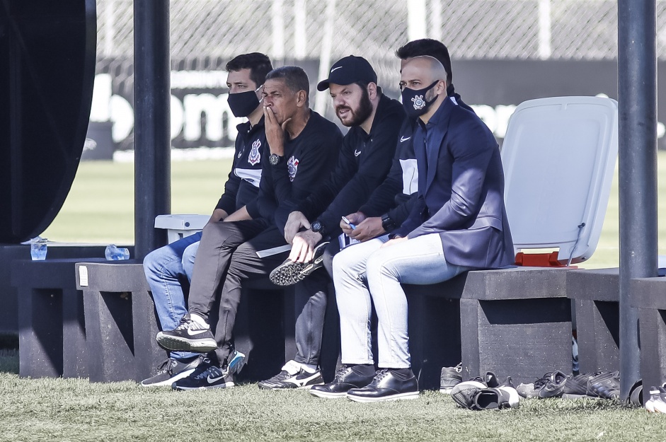 Comisso tcnica durante o treino integrado da equipe profissional e Sub-20 do Corinthians