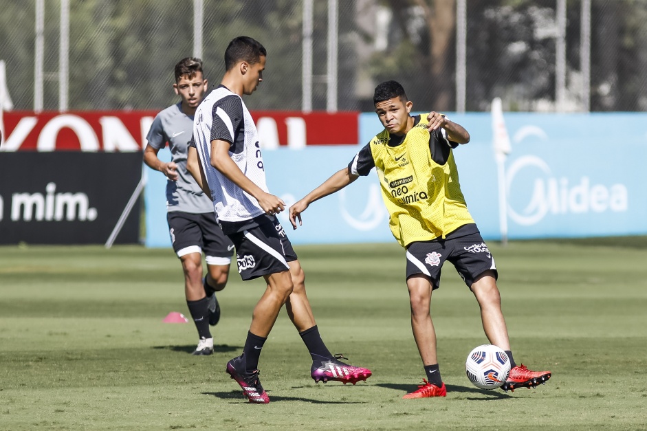 Matheus Araújo e Adson no treino integrado da equipe profissional e Sub-20 do Corinthians