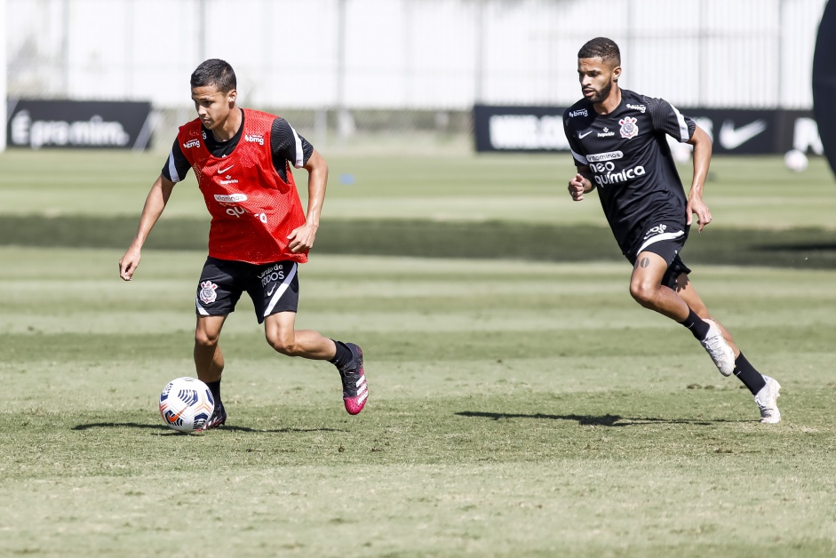Matheus Arajo e Vitinho no treino integrado da equipe profissional e Sub-20 do Corinthians