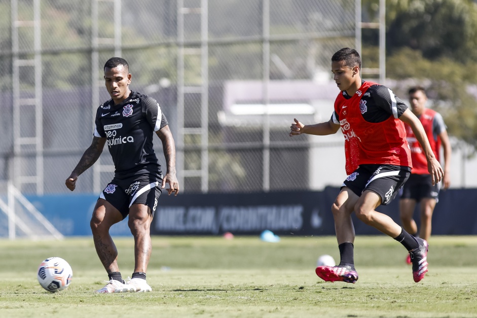 Otero e Matheus Arajo no treino integrado da equipe profissional e Sub-20 do Corinthians