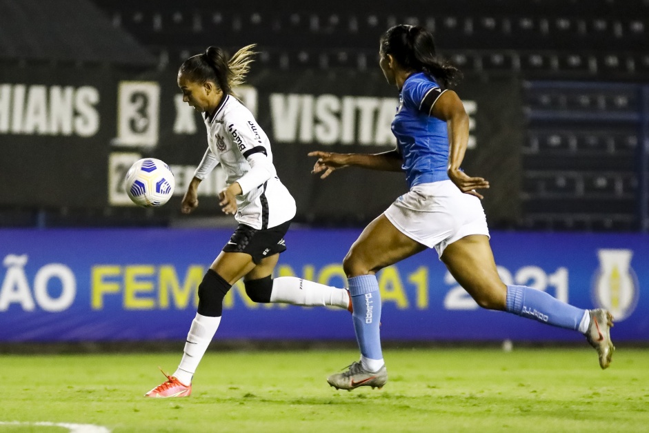 Adriana durante partida entre Corinthians e Real Braslia, pelo Brasileiro Feminino