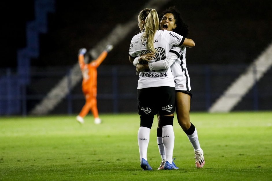 Andressinha e Yasmim comemorando o gol da meia do Corinthians contra o Real Braslia