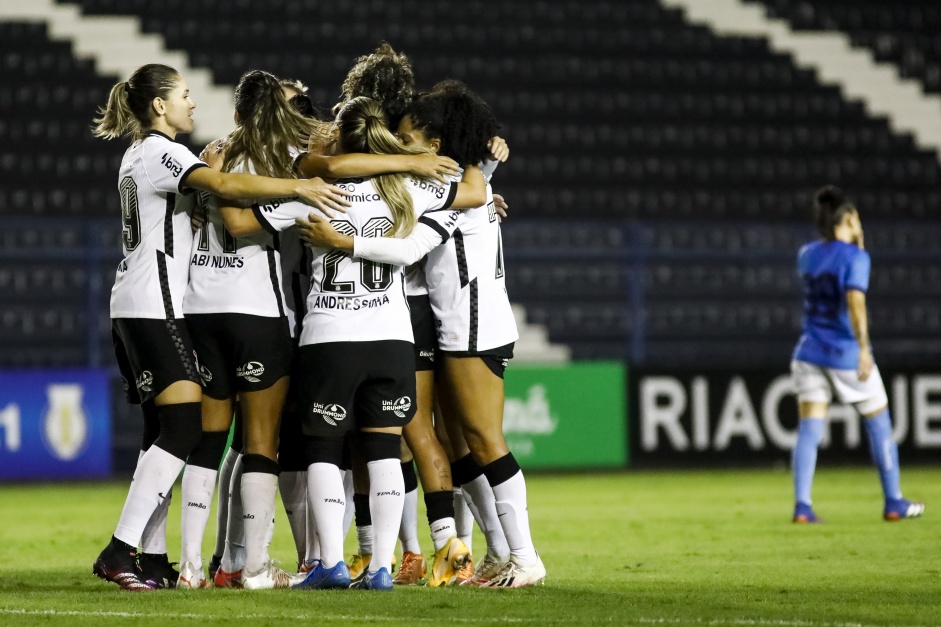 Elenco do Corinthians comemorando durante partida contra o Real Braslia, pelo Brasileiro Feminino