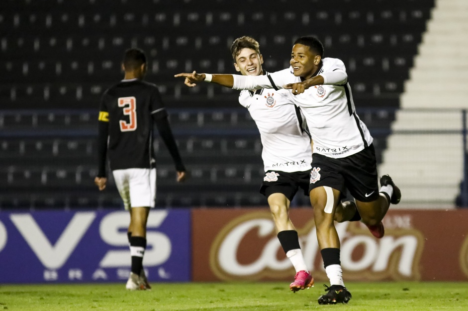 Wesley Teixeira comemorando seu gol na partida entre Corinthians e Vasco, pelo Brasileiro Sub-17