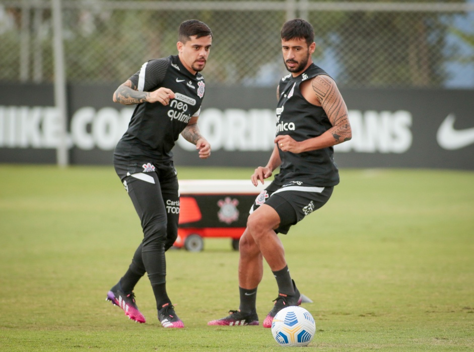 Fagner e Camacho durante ltimo treino do Corinthians antes da estreia pelo Brasileiro 2021