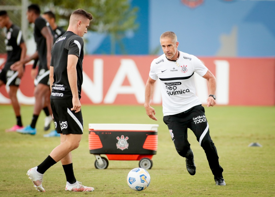 Piton e Sylvinho durante ltimo treino do Corinthians antes da estreia pelo Brasileiro 2021