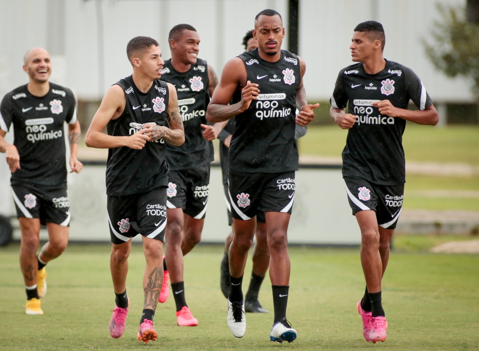 Raul Gustavo e companheiros durante ltimo treino do Corinthians antes da estreia pelo Brasileiro