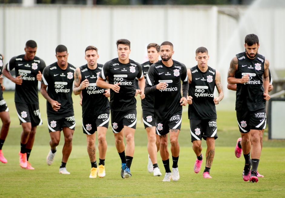 Roni, Vitinho e companheiros durante ltimo treino do Corinthians antes da estreia pelo Brasileiro