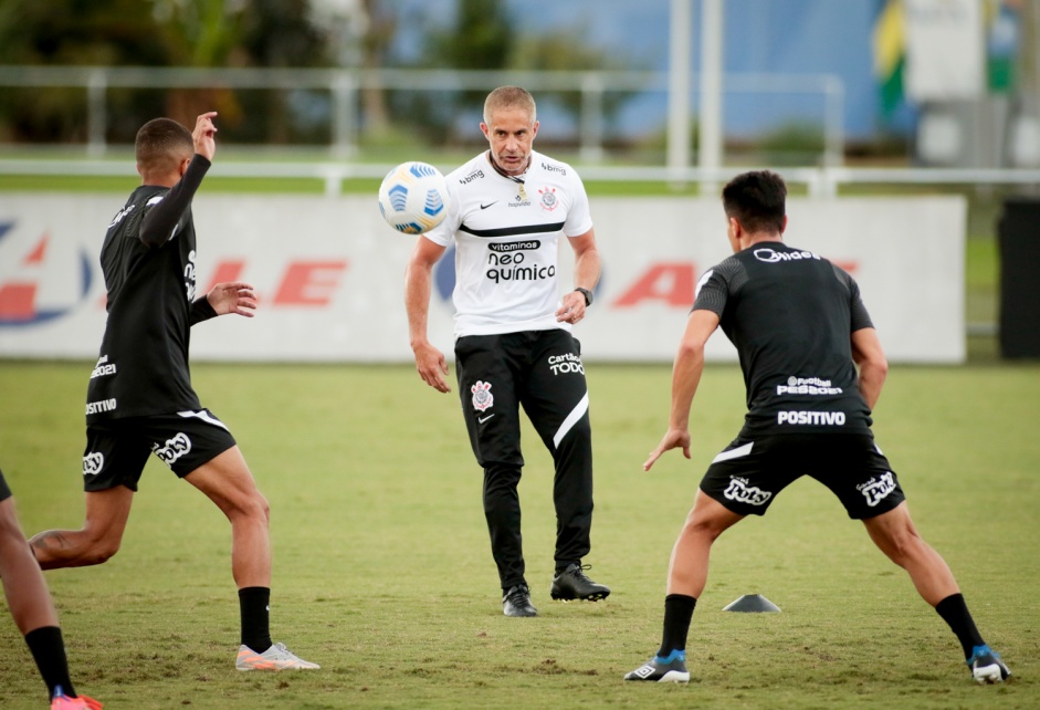 Tcnico Sylvinho durante ltimo treino do Corinthians antes da estreia pelo Brasileiro 2021
