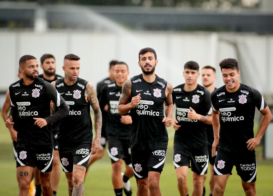 Vitinho, Camacho, Roni e companheiros durante ltimo treino do Corinthians antes da estreia no BR