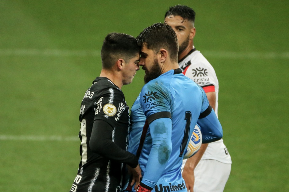 ngelo Araos se estranhando durante partida entre Corinthians e Atltico-GO, pelo Brasileiro