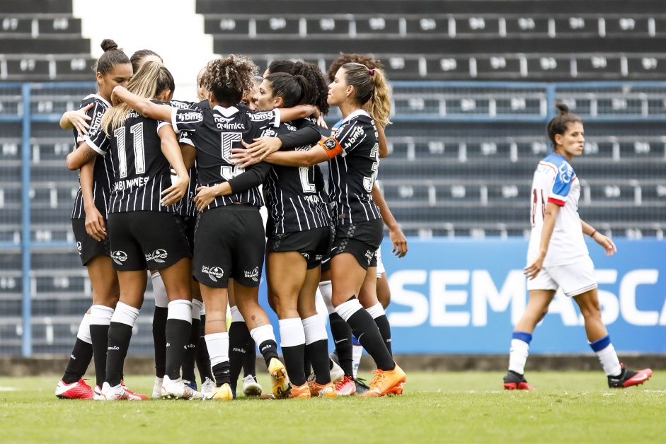 Elenco comemorando o gol de Poliana na partida entre Corinthians e Bahia, pelo Brasileirão Feminino
