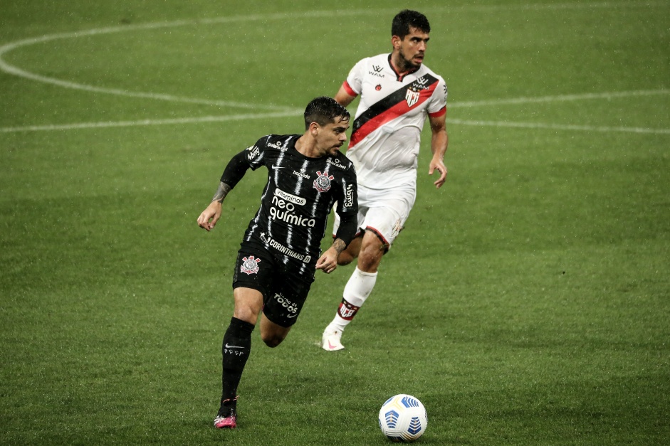 Lateral Fagner durante jogo entre Corinthians e Atltico-GO, pela estreia do Brasileiro 2021