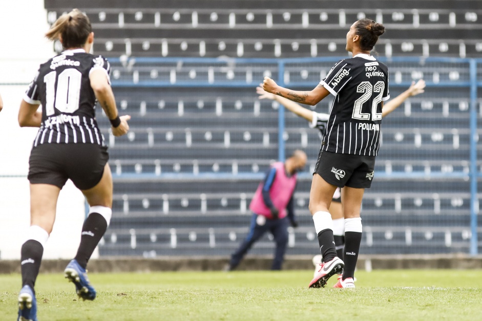 Poliana comemorando seu gol na partida entre Corinthians e Bahia, pelo Brasileiro Feminino