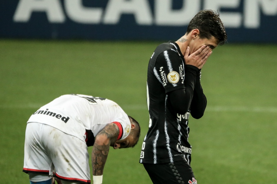 Vital lamenta o pnalti desperdiado no jogo entre Corinthians e Atltico-Go, pelo Brasileiro