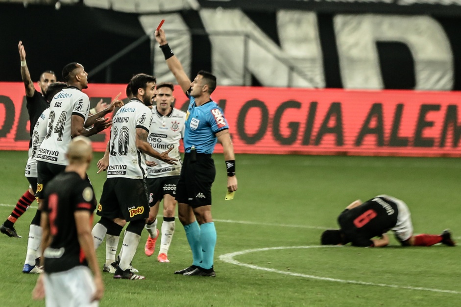 Fagner foi expulso no jogo entre Corinthians e Atltico-GO, pela Copa do Brasil