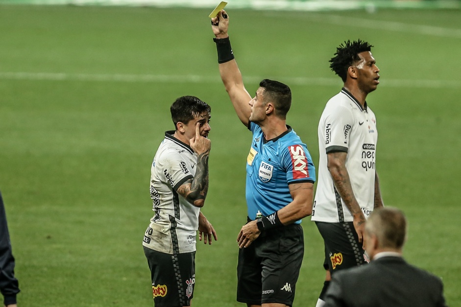 Latera Fagner foi expulso no segundo tempo entre Corinthians e Atltico-GO pela Copa do Brasil 2021